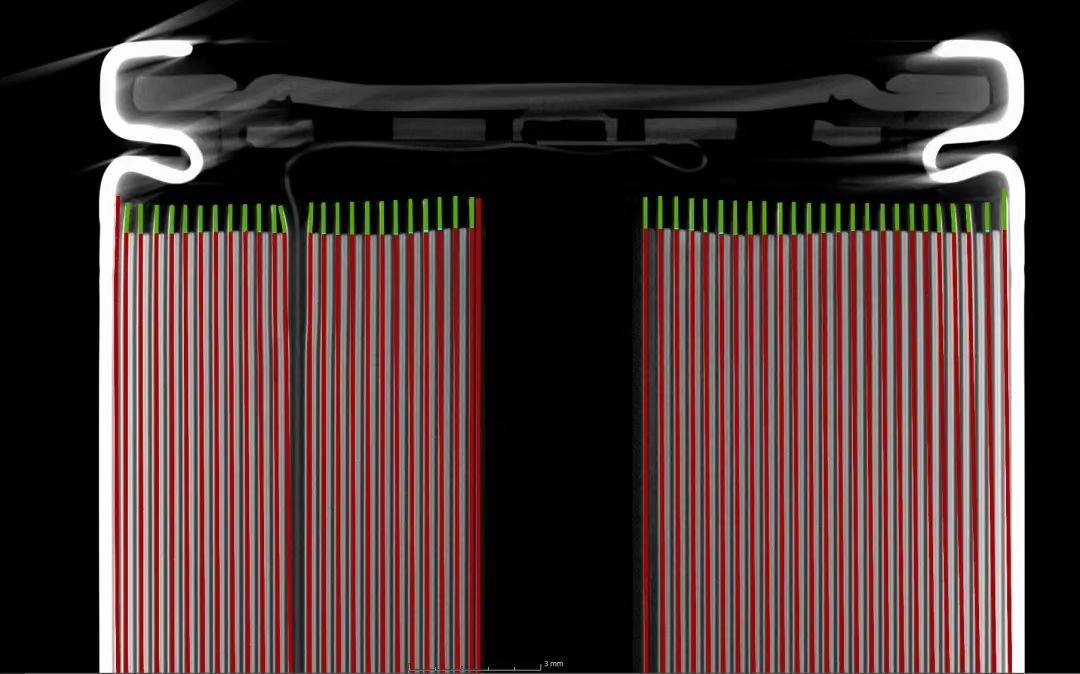 CT-Schnitt einer Batteriezelle mit markierten Anoden- und Kathodenlagen zur Überhangmessung